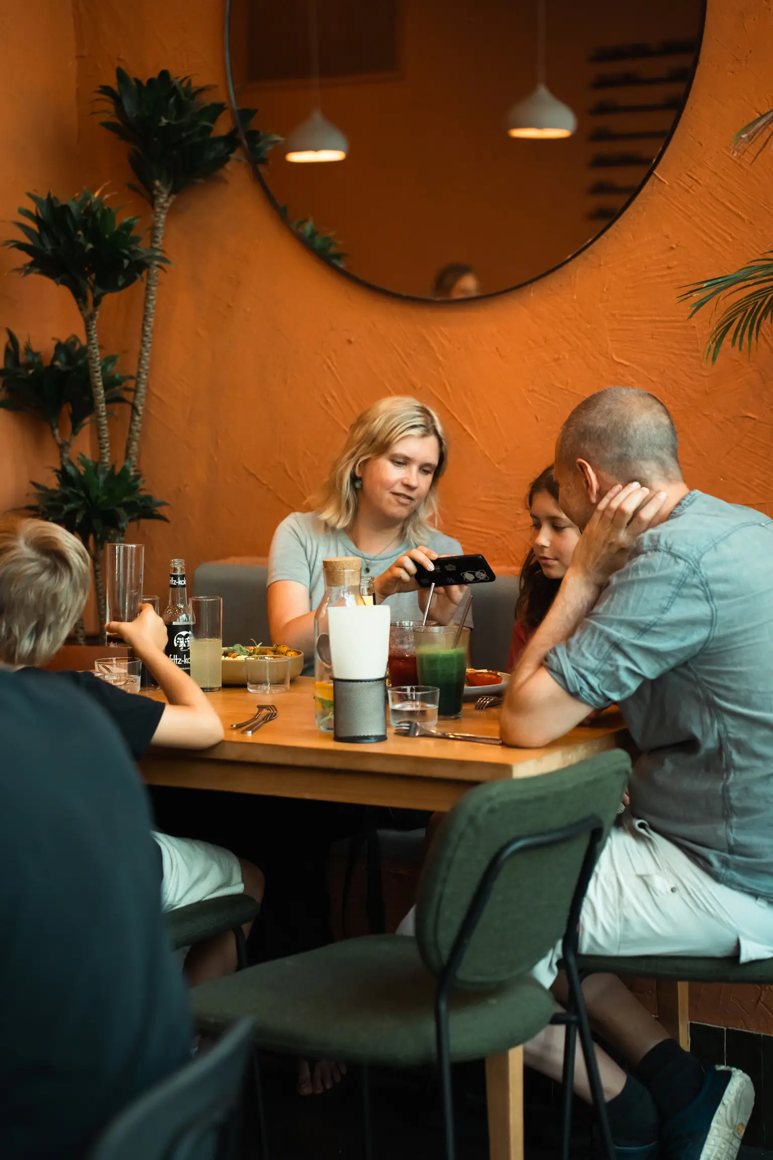 Interior acogedor del restaurante Morgentau en Sant Martí, Barcelona, especializado en brunch vegano y desayunos ligeros.
