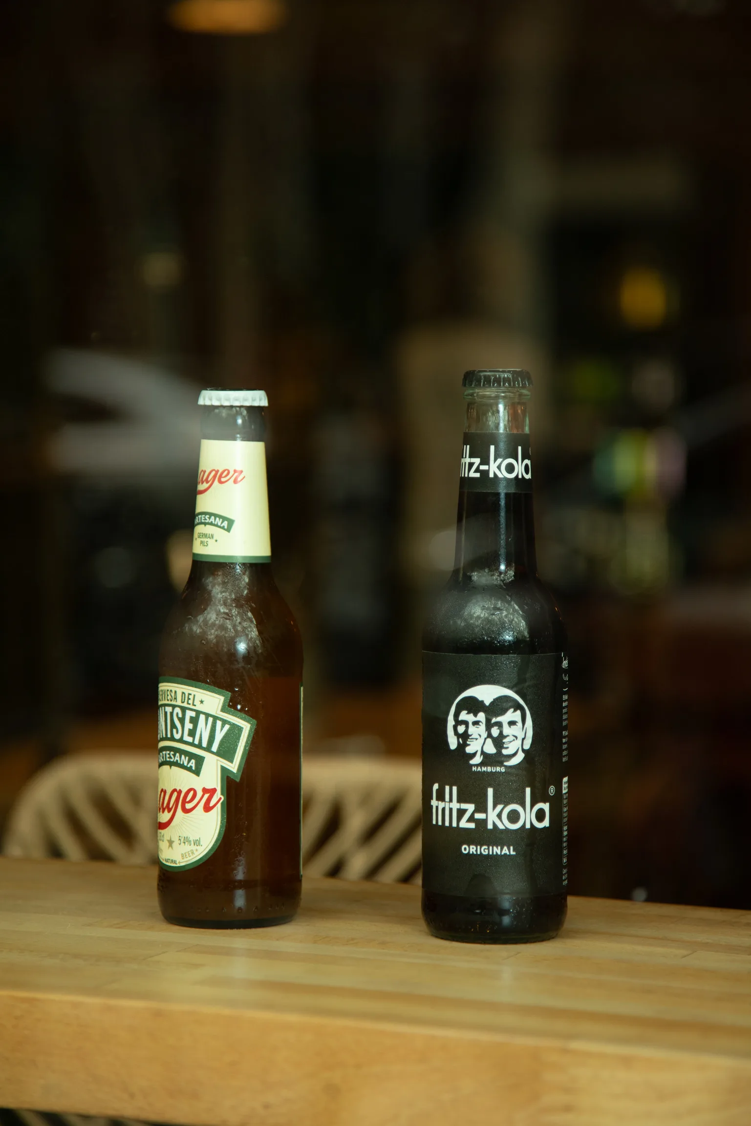 Bebidas artesanales en Morgentau, restaurante vegano en Sant Martí, Barcelona, destacando su oferta de refrescos y cervezas.