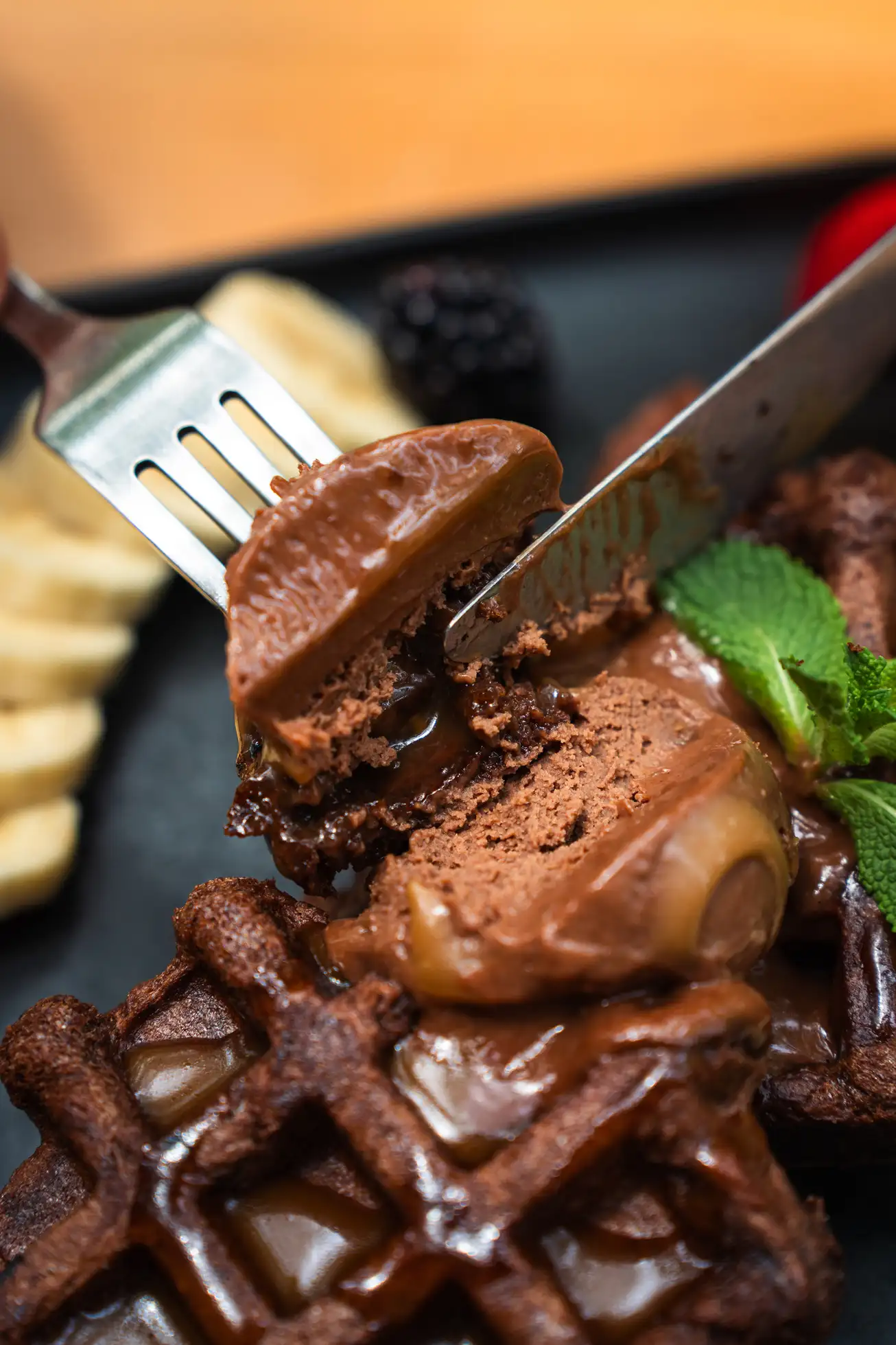 Gofre de chocolate y frutos secos con mousse y caramelo salado en Morgentau, restaurante brunch vegano en Sant Martí, Barcelona.