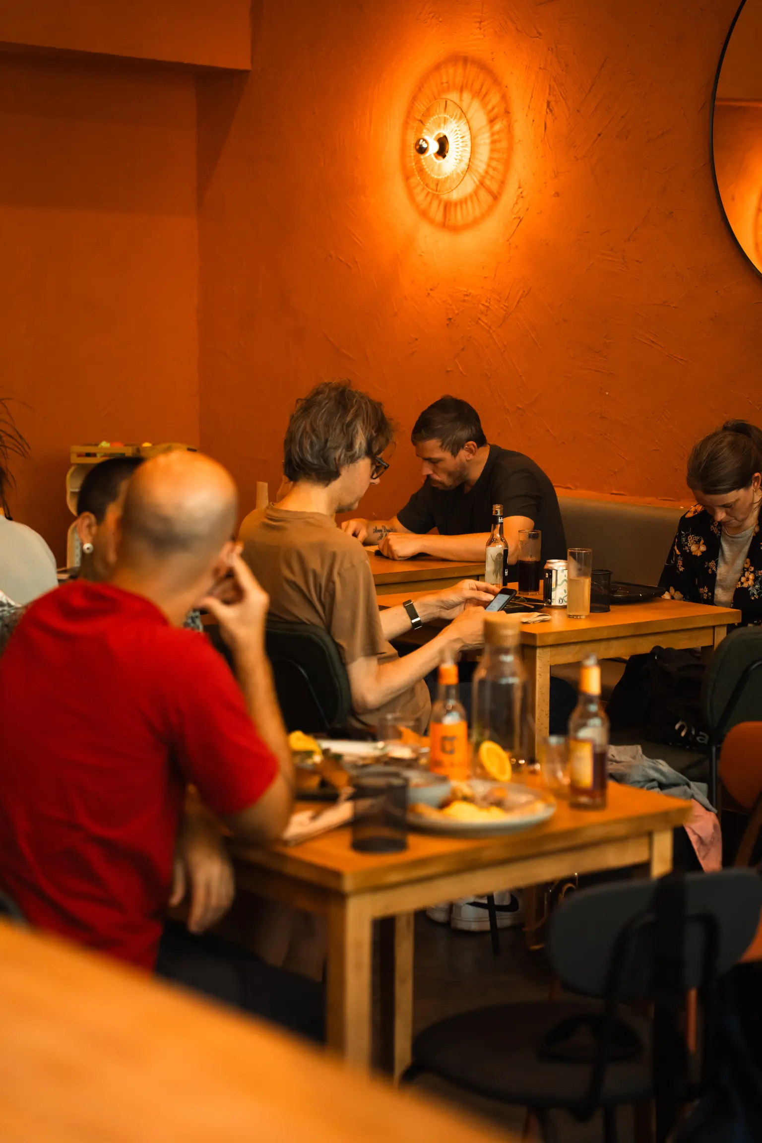 Interior acogedor de Morgentau, restaurante vegano en Sant Martí, Barcelona, ideal para disfrutar de un brunch vegano.