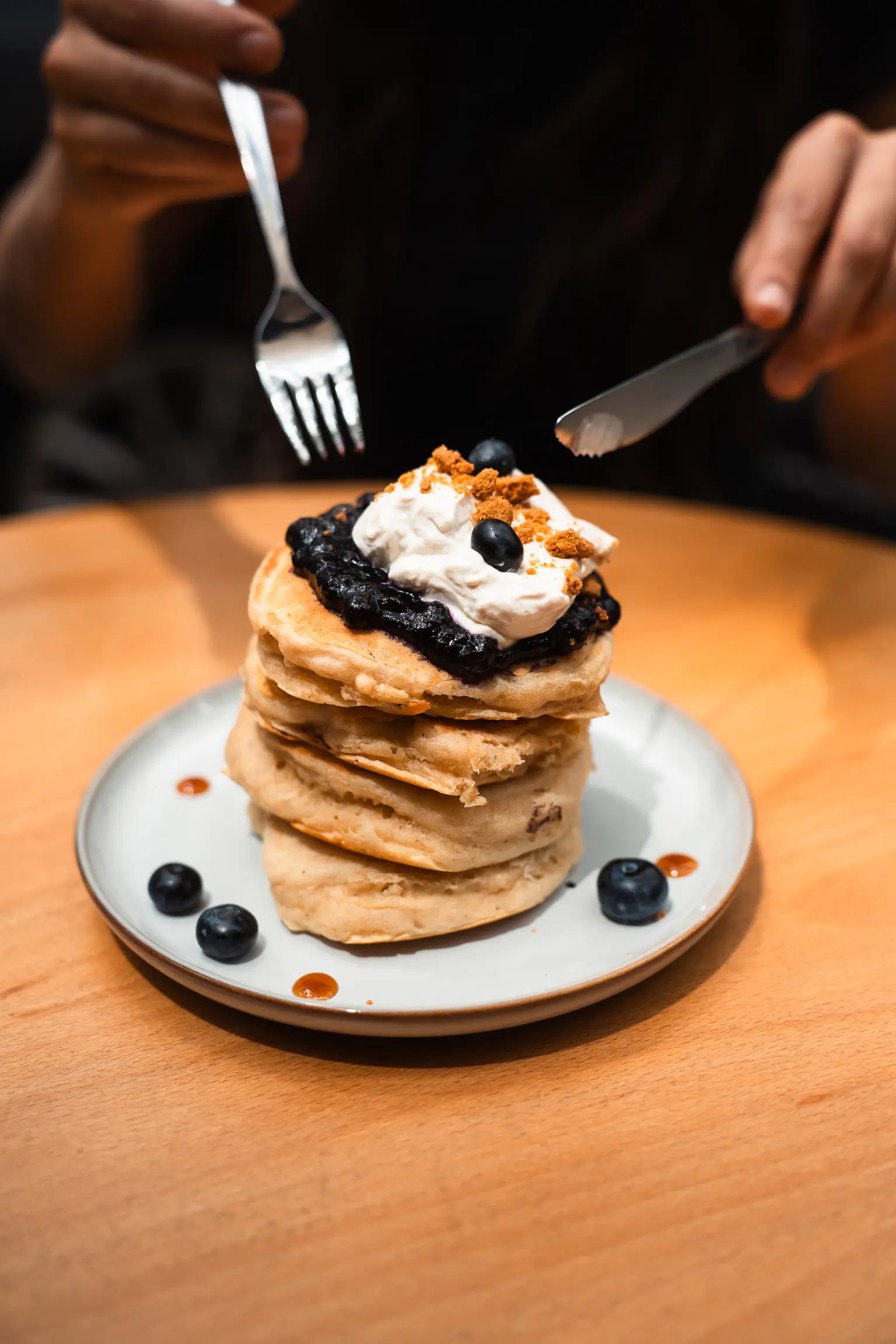 Tortita de arándanos con mascarpone en Morgentau, restaurante de brunch vegano en Sant Martí, Barcelona.
