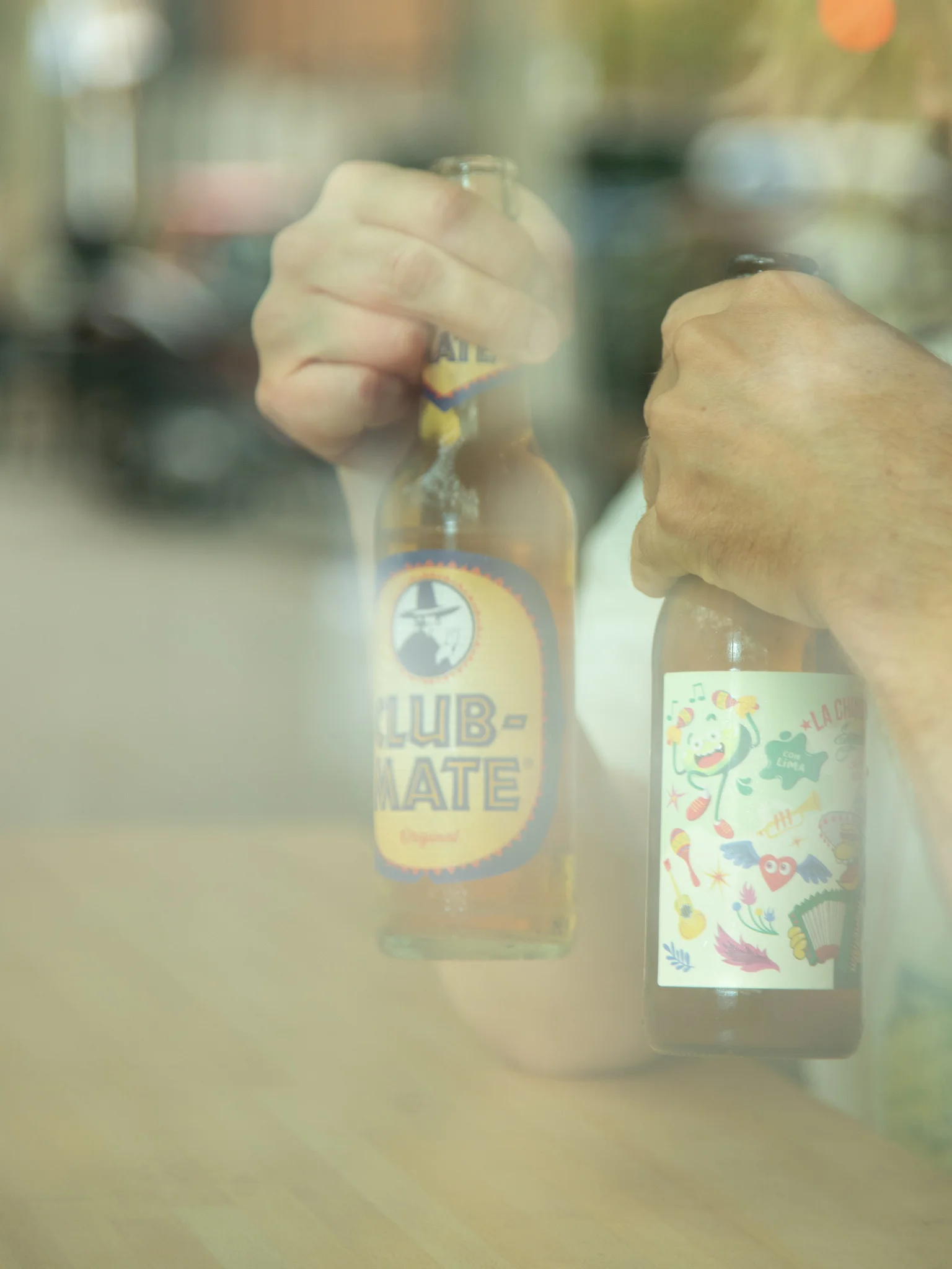 Bebidas Club Mate y La Chula en Morgentau, restaurante vegano en Sant Martí, Barcelona, ideal para un brunch refrescante.