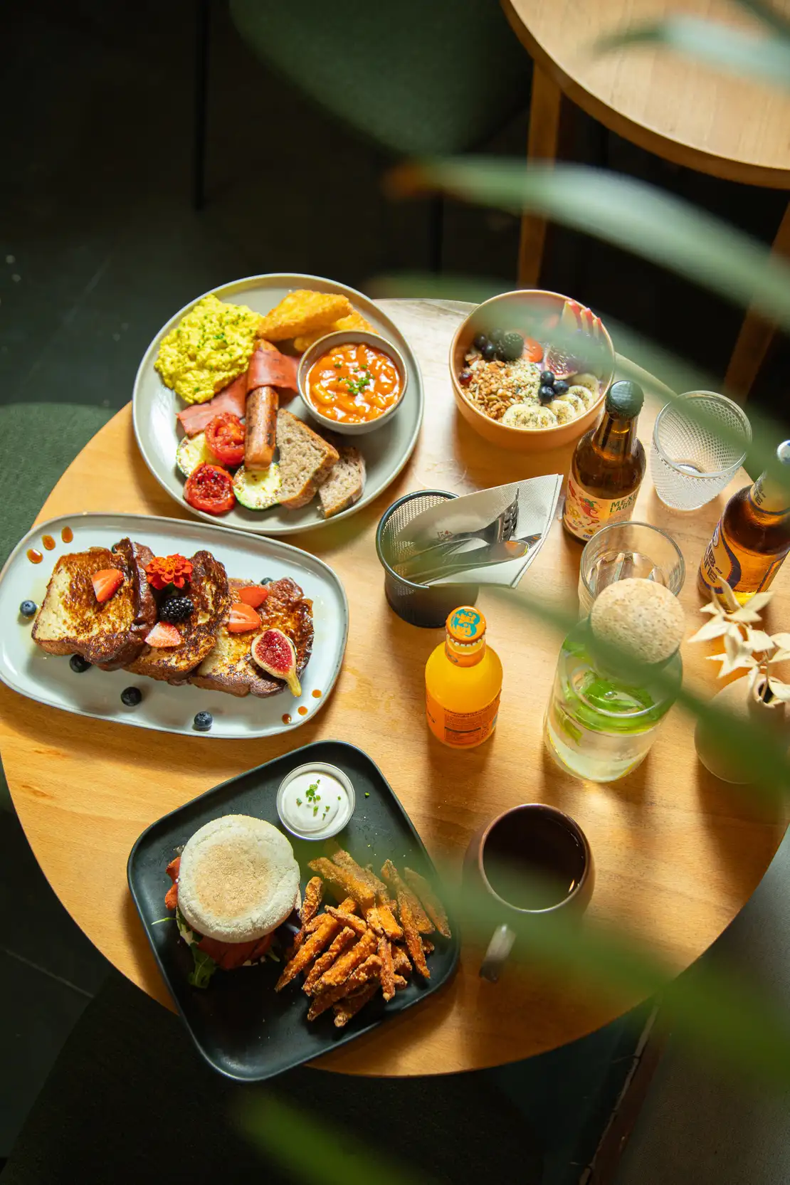 Desayuno variado en Morgentau, restaurante vegano en Sant Martí, Barcelona, con opciones de brunch como tostadas francesas y bol de granola.
