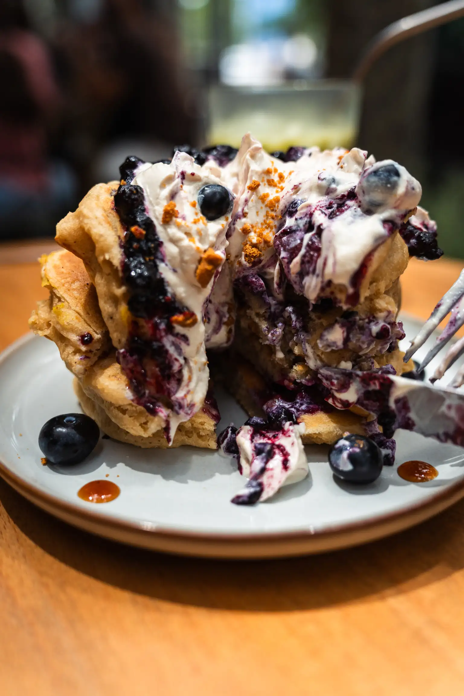 Pancake de nabius amb mascarpone en Morgentau, restaurante brunch vegano en Sant Martí, Barcelona. Delicia vegana cerca de Glòries.