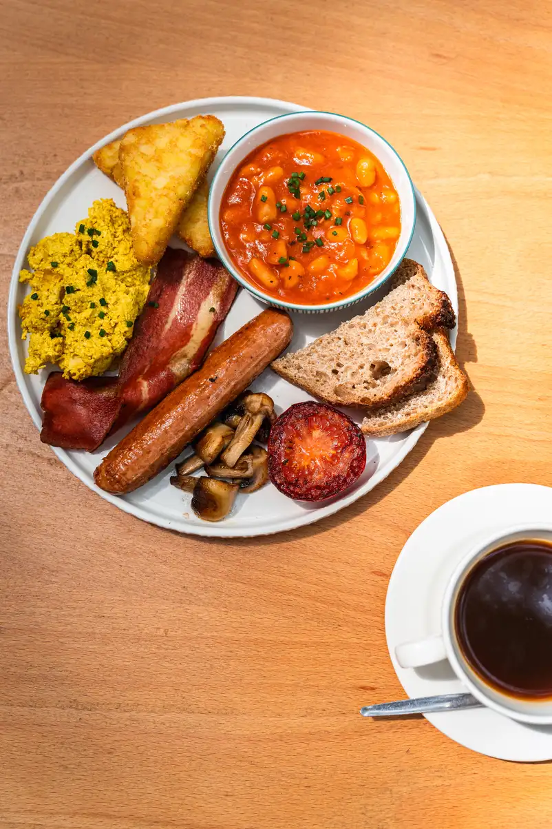 Esmorzar anglès complet en Morgentau, restaurante vegano en Sant Martí, Barcelona, con opciones de brunch y menú del día.