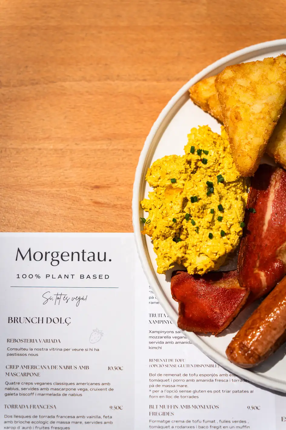 Esmorzar anglès complet en Morgentau, restaurante brunch vegano en Sant Martí, Barcelona. Disfruta de un desayuno vegano cerca de Glòries.
