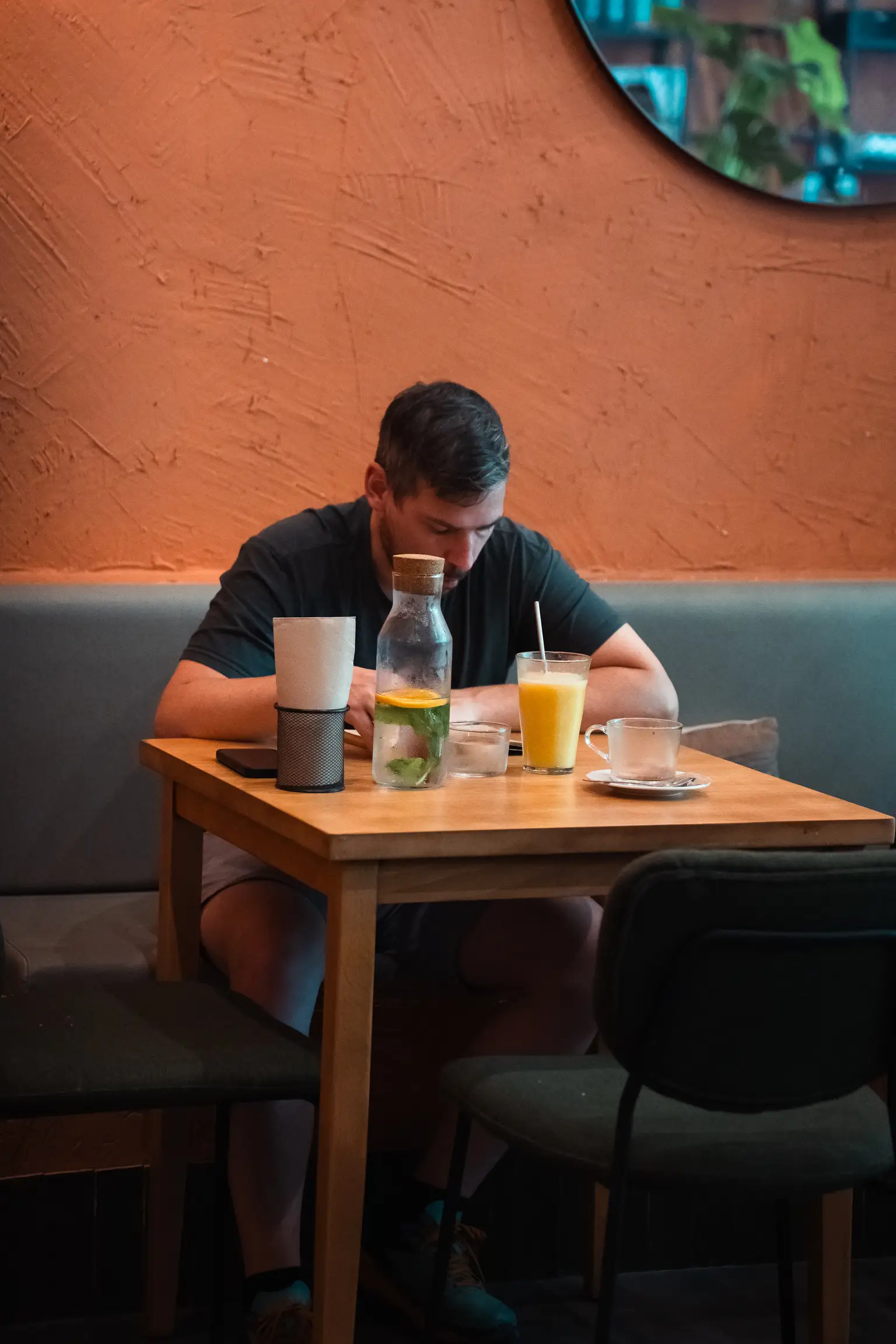 Interior acogedor de Morgentau, restaurante vegano en Sant Martí, Barcelona, ideal para brunch y desayunos ligeros.