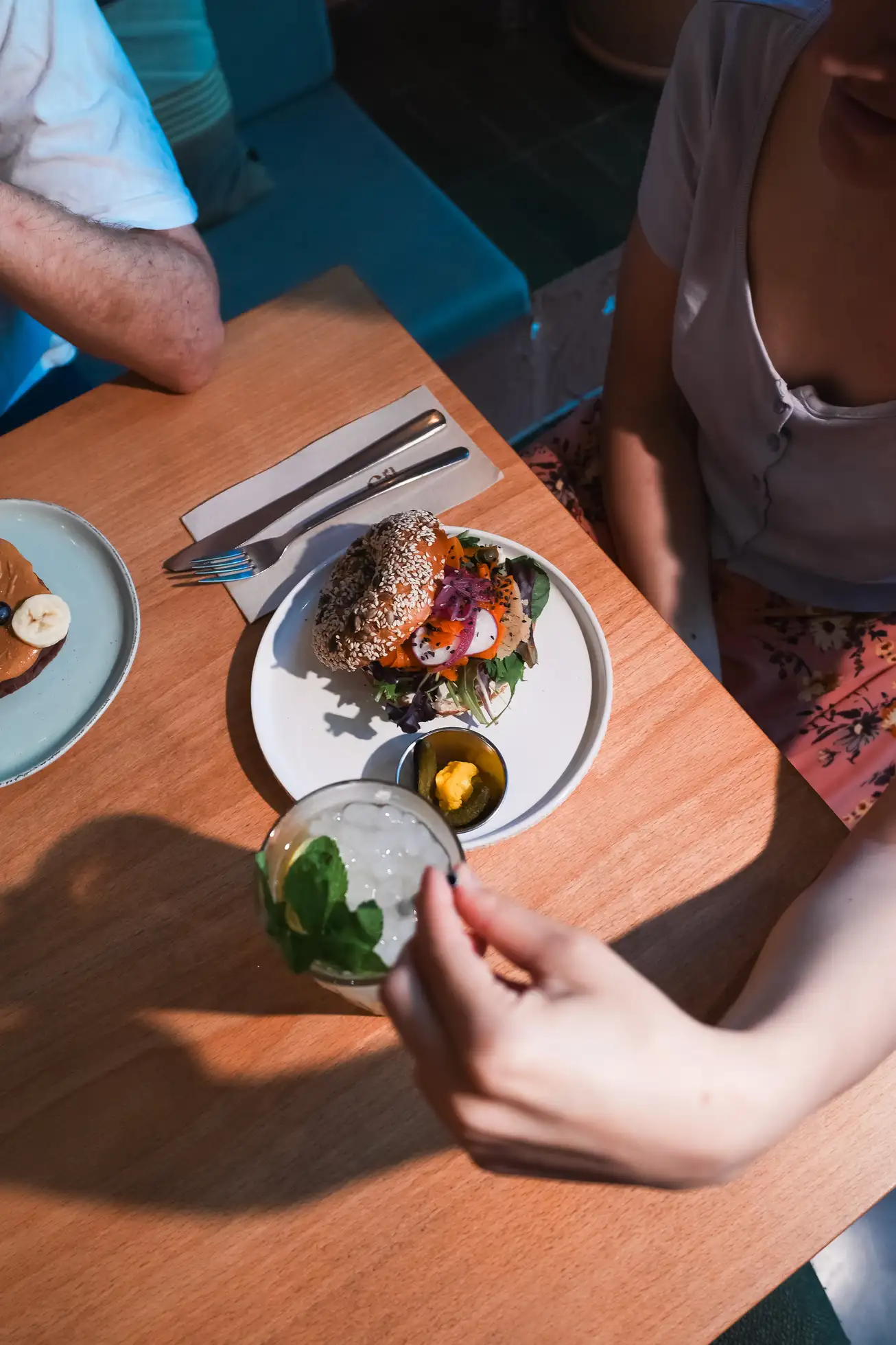 Bagel de salmó en Morgentau, restaurante vegano en Sant Martí, Barcelona, especializado en brunch vegano.