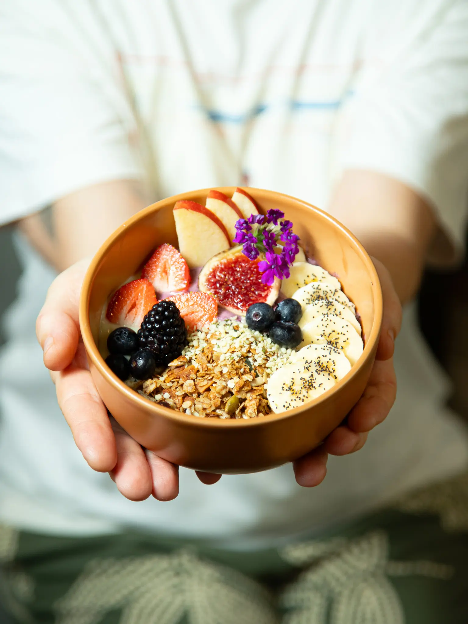 Super bol de granola en Morgentau, restaurante brunch vegano en Sant Martí, Barcelona, con frutas frescas y granola crujiente.