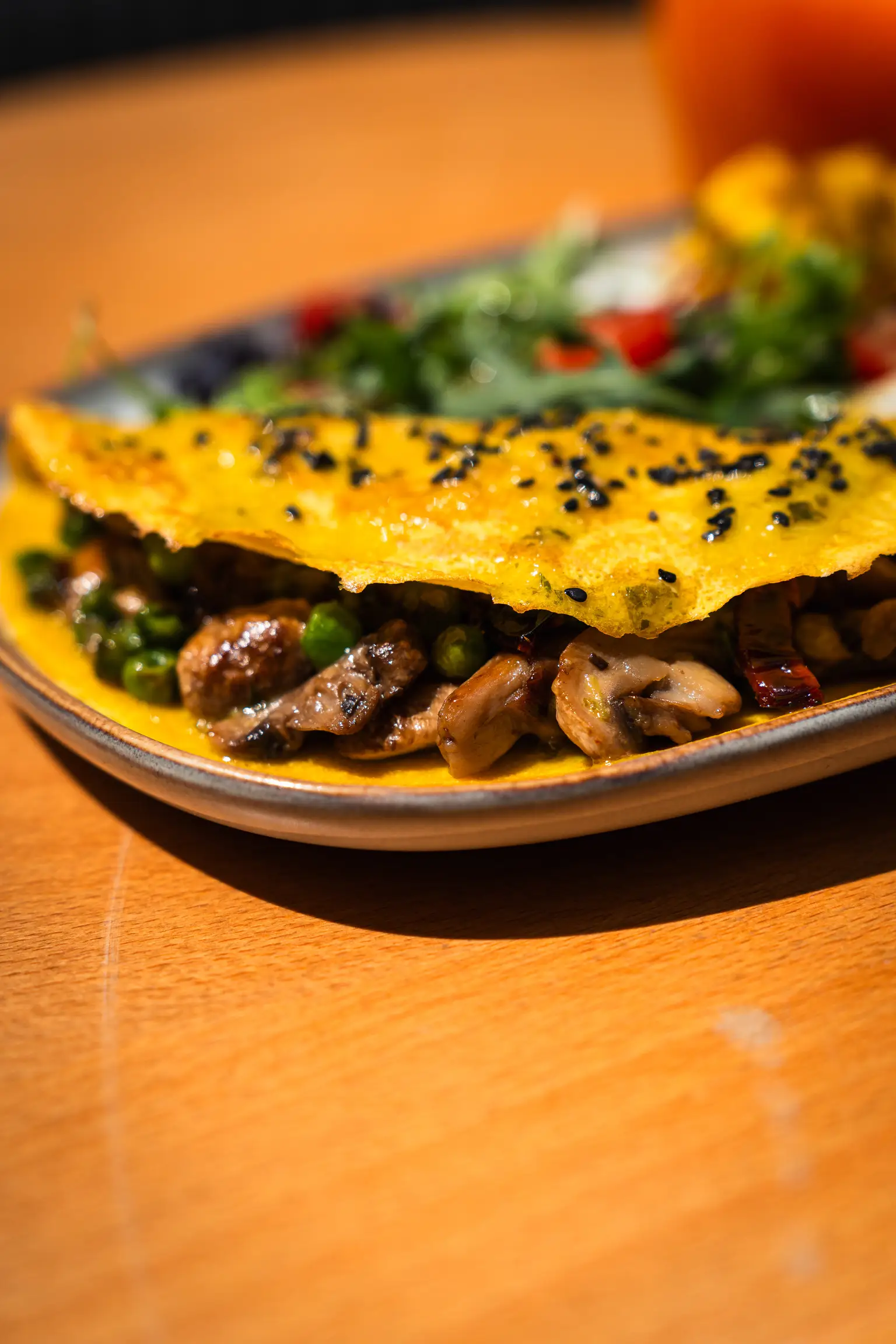 Tortilla de champiñones y queso sin gluten en Morgentau, restaurante vegano en Sant Martí, Barcelona, ideal para un brunch saludable.