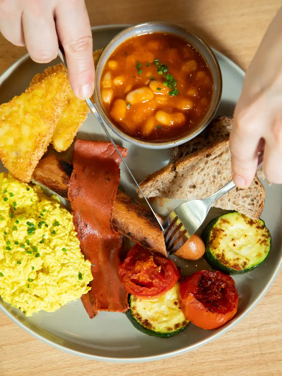 Esmorzar anglès complet en Morgentau, restaurante vegano en Sant Martí, Barcelona, con tofu, bacon vegano, tostadas y verduras a la plancha.