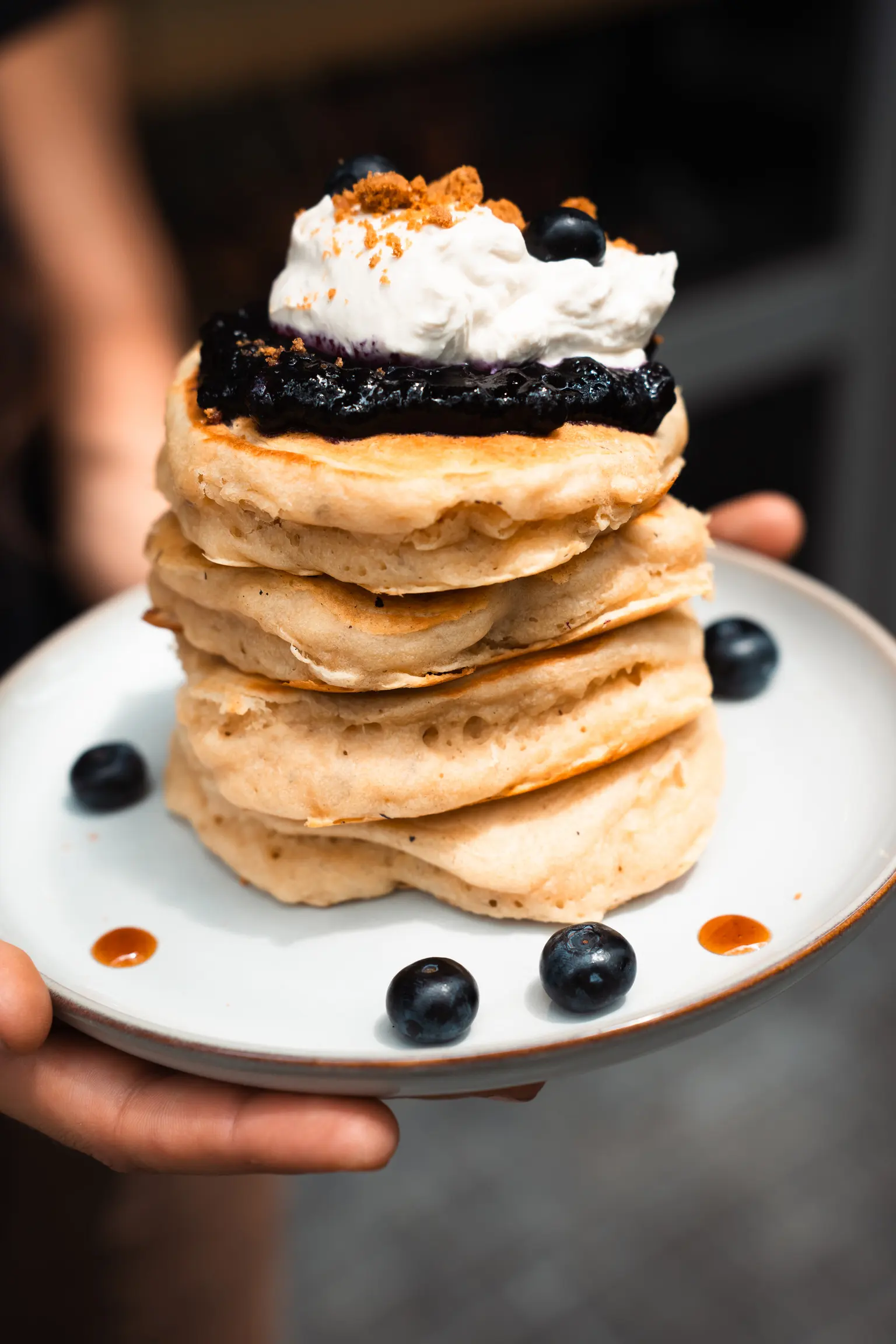 Tortita de arándanos con mascarpone en Morgentau, restaurante de brunch vegano en Sant Martí, Barcelona. Disfruta de un desayuno vegano cerca de Glòries.