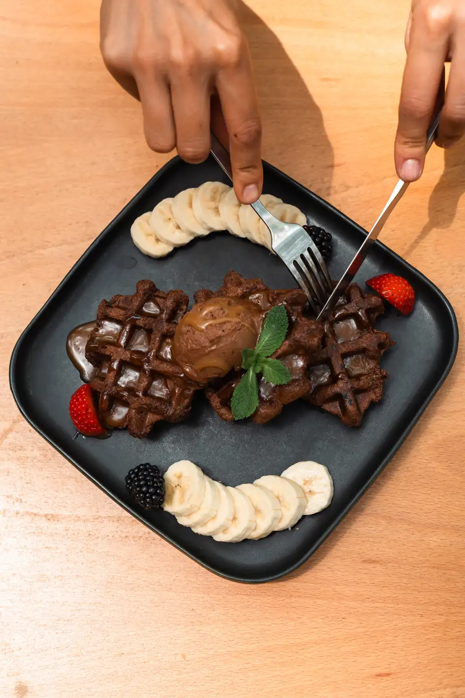 Gofre de chocolate y frutos secos con mousse y caramelo salado en Morgentau, restaurante brunch vegano en Sant Martí, Barcelona