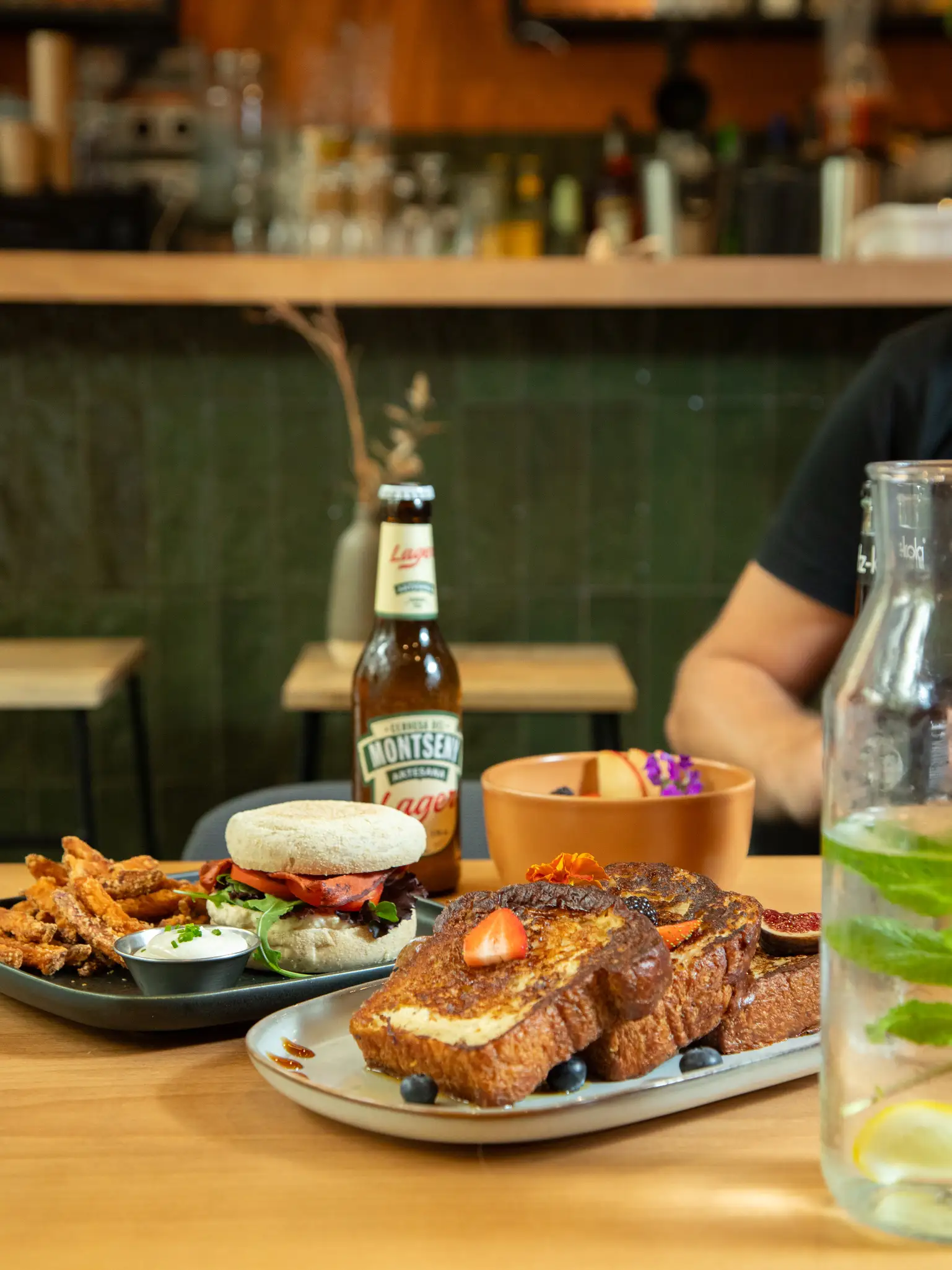 Torrada francesa servida en Morgentau, restaurante vegano en Sant Martí, Barcelona, ideal para brunchs y desayunos veganos.