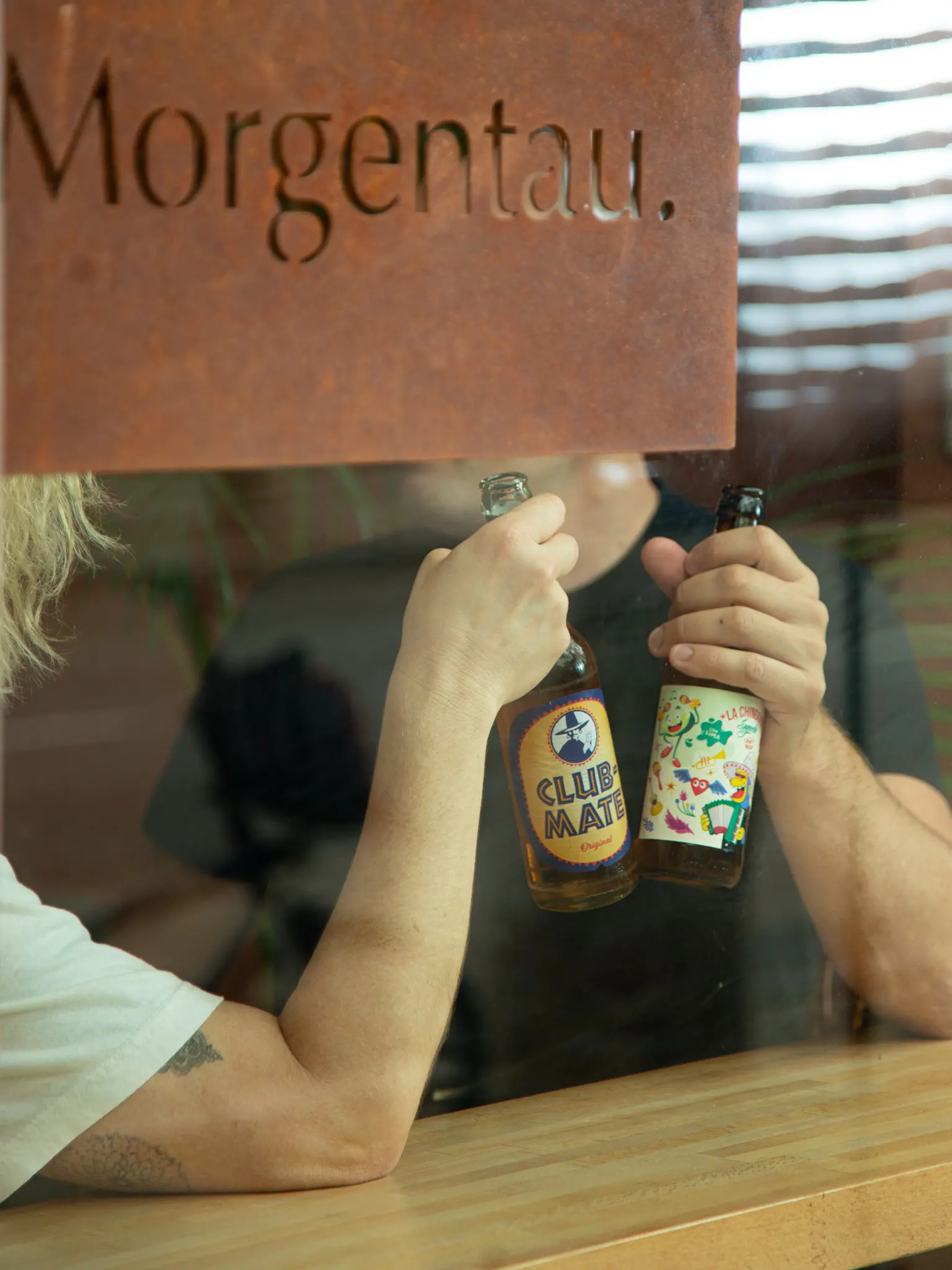 Disfrutando de bebidas Club Mate en Morgentau, restaurante vegano en Sant Martí, Barcelona, ideal para brunch y menú del día.