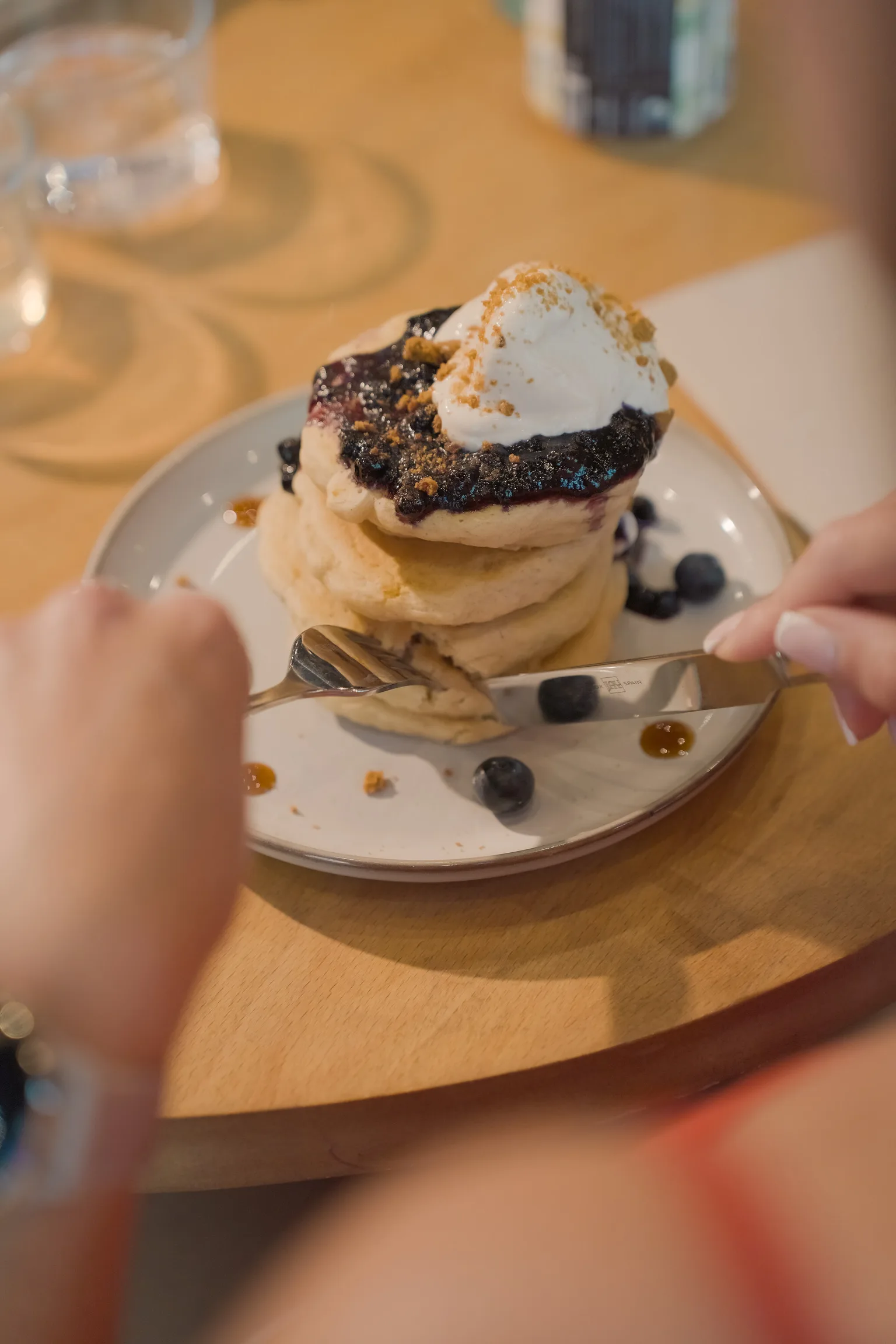 Tortita de arándanos con mascarpone servida en Morgentau, restaurante brunch vegano en Sant Martí, Barcelona.
