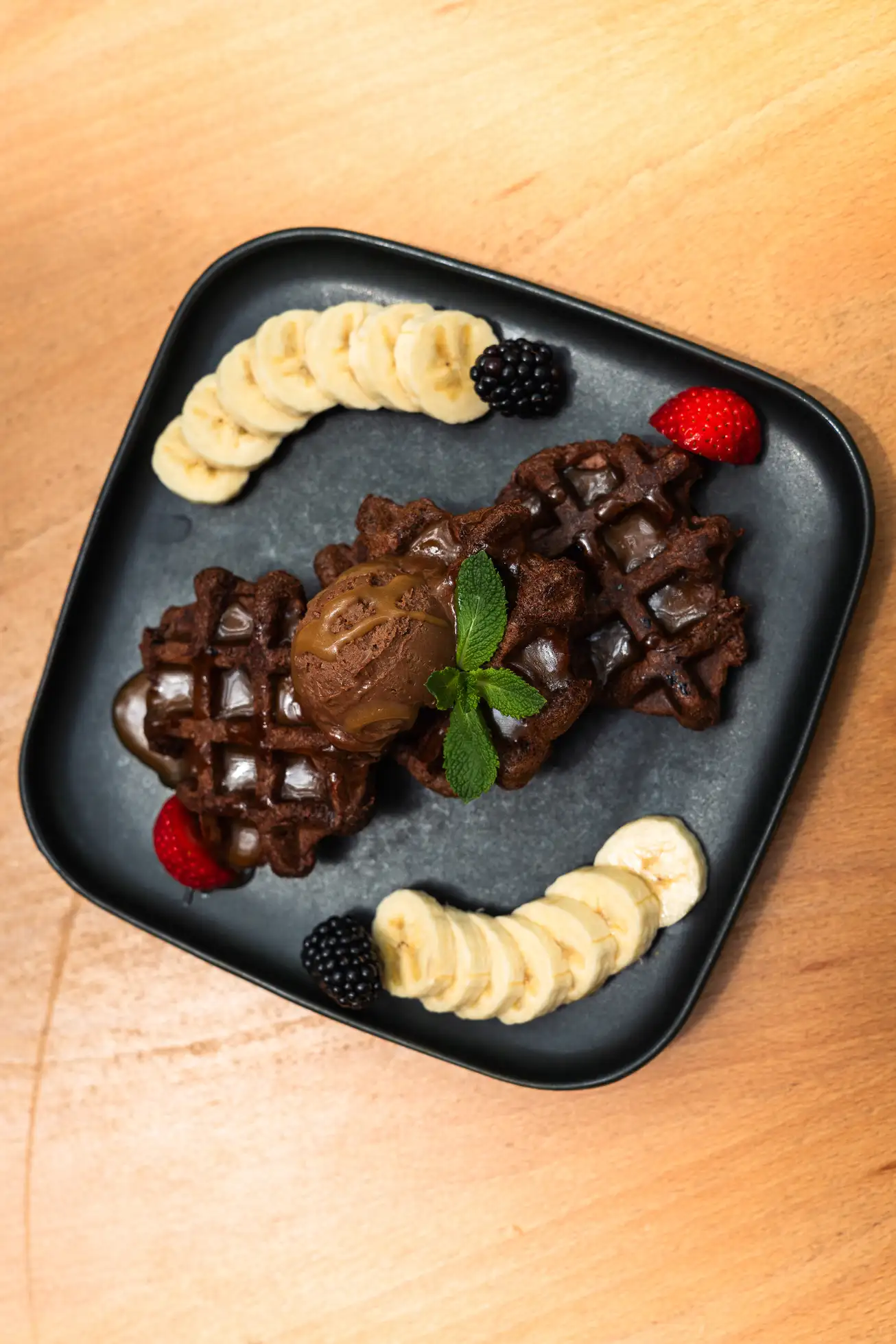 Gofre de chocolate y frutos secos con mousse y caramelo salado en Morgentau, restaurante vegano en Sant Martí, Barcelona.