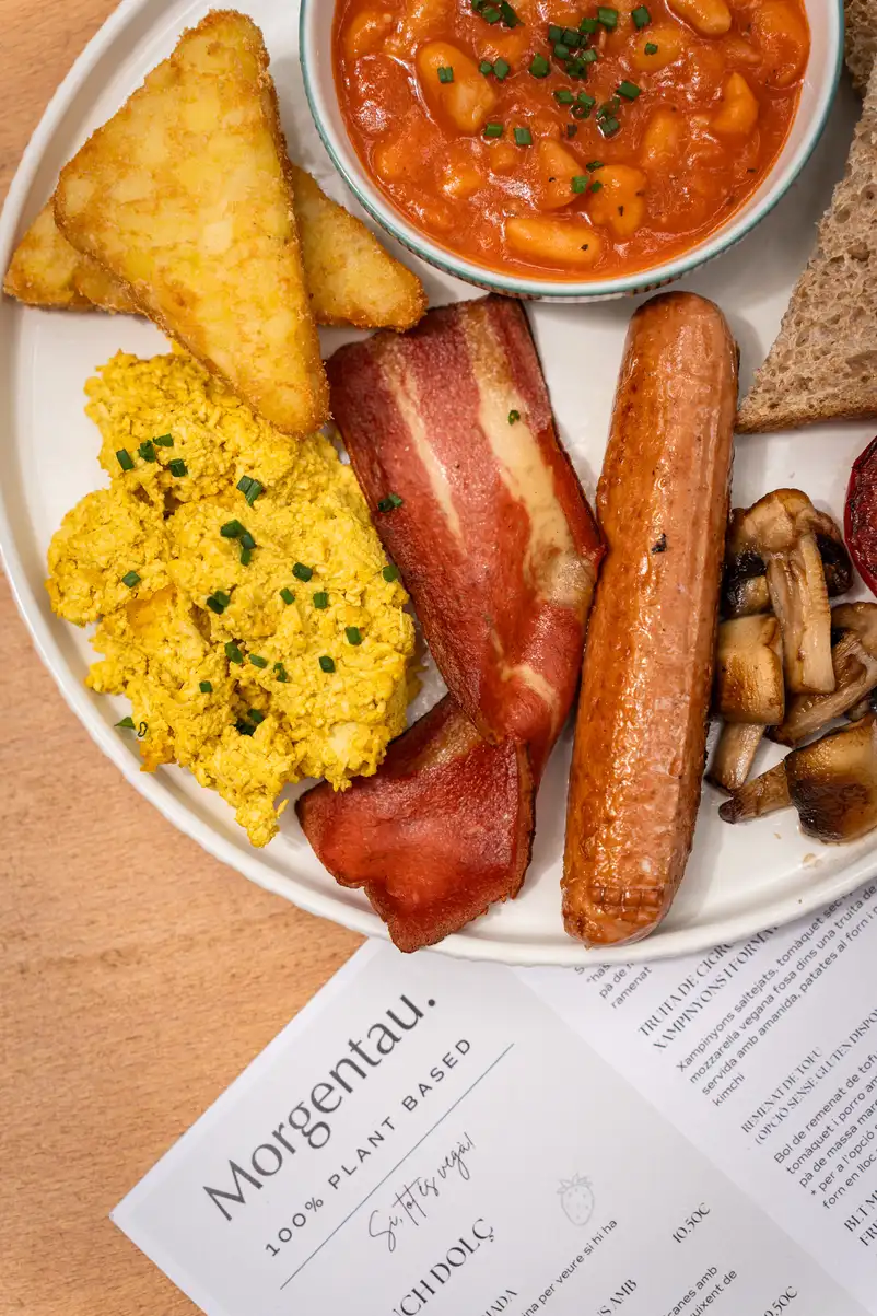 Esmorzar anglès complet en Morgentau, restaurante brunch vegano en Sant Martí, Barcelona, con opciones de desayuno vegano cerca de Glòries.