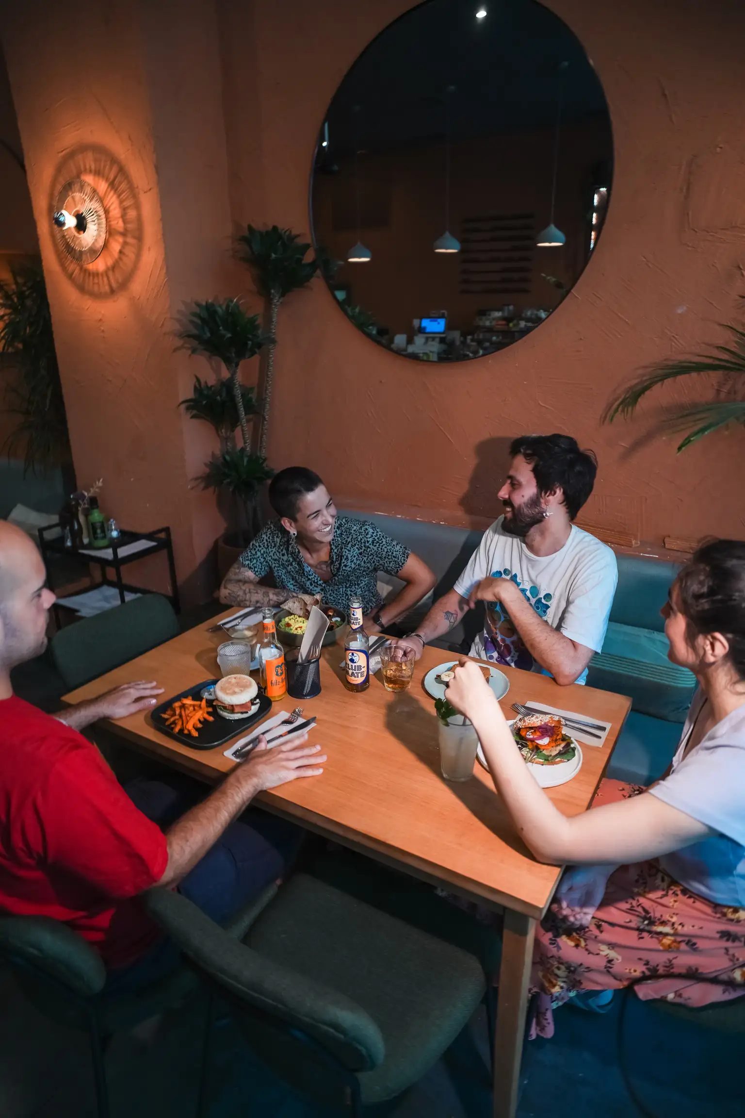 Interior acogedor del restaurante Morgentau en Sant Martí, Barcelona, donde se disfruta de un brunch vegano con amigos.