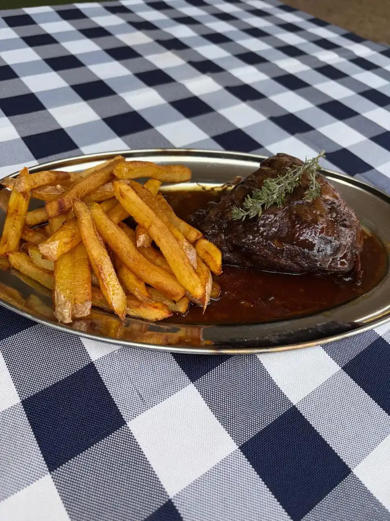 Galta de vedella al vi negre en El Pati de Vilabertran, restaurante con terraza al aire libre cerca de Figueres, Girona. Especialidad en carne a la brasa.
