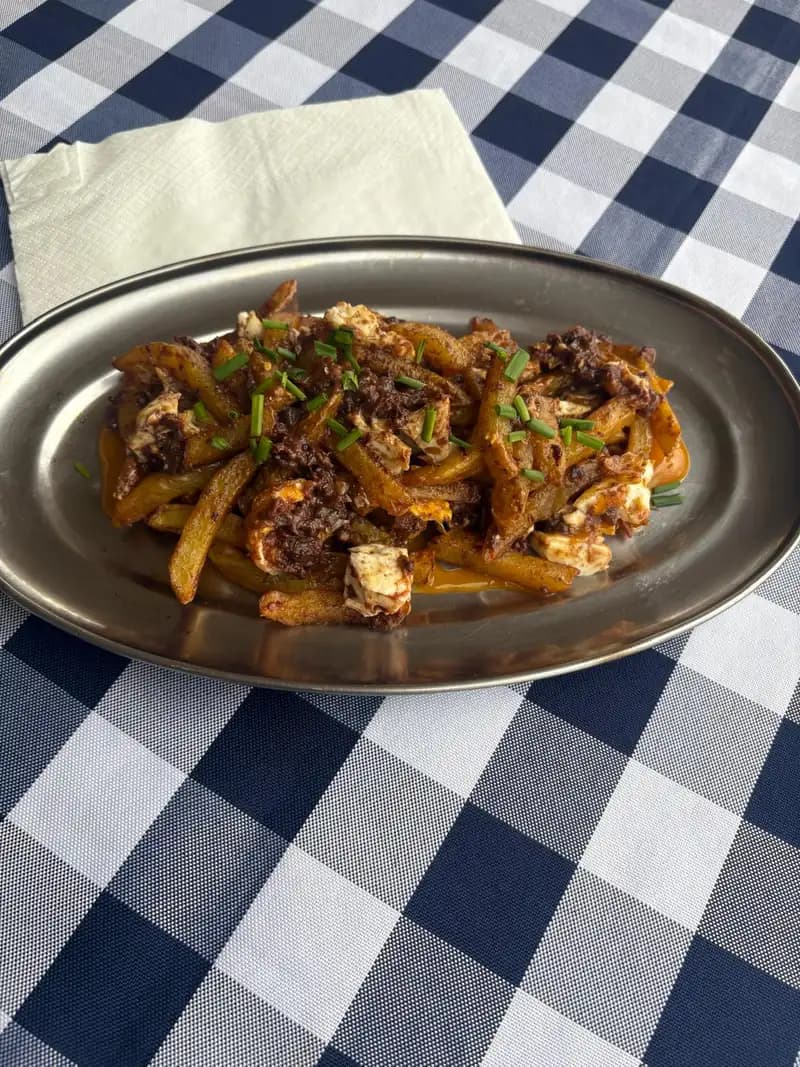Ous trencats en El Pati de Vilabertran, restaurante con terraza al aire libre cerca de Figueres, Girona