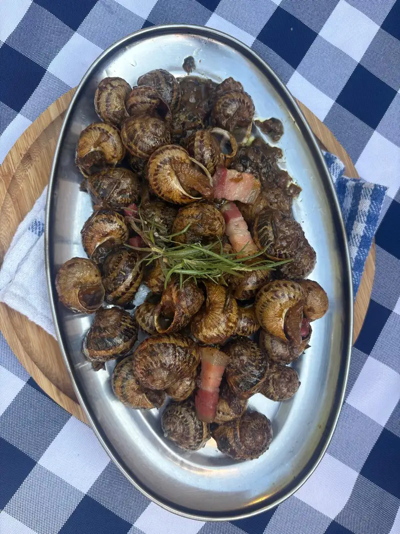 Cargols clàssics estil Pati en El Pati de Vilabertran, restaurante con terraza al aire libre cerca de Figueres, Girona.