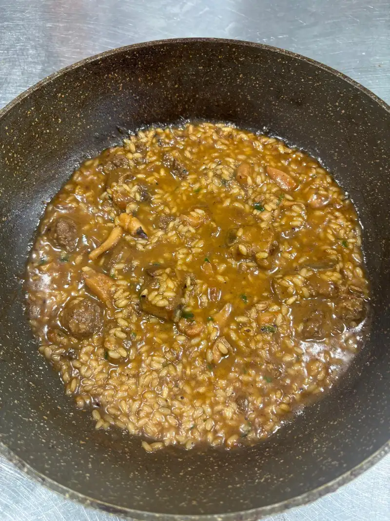 Arroz caldoso del menú del día en El Pati de Vilabertran, restaurante cerca de Figueres especializado en carne a la brasa.
