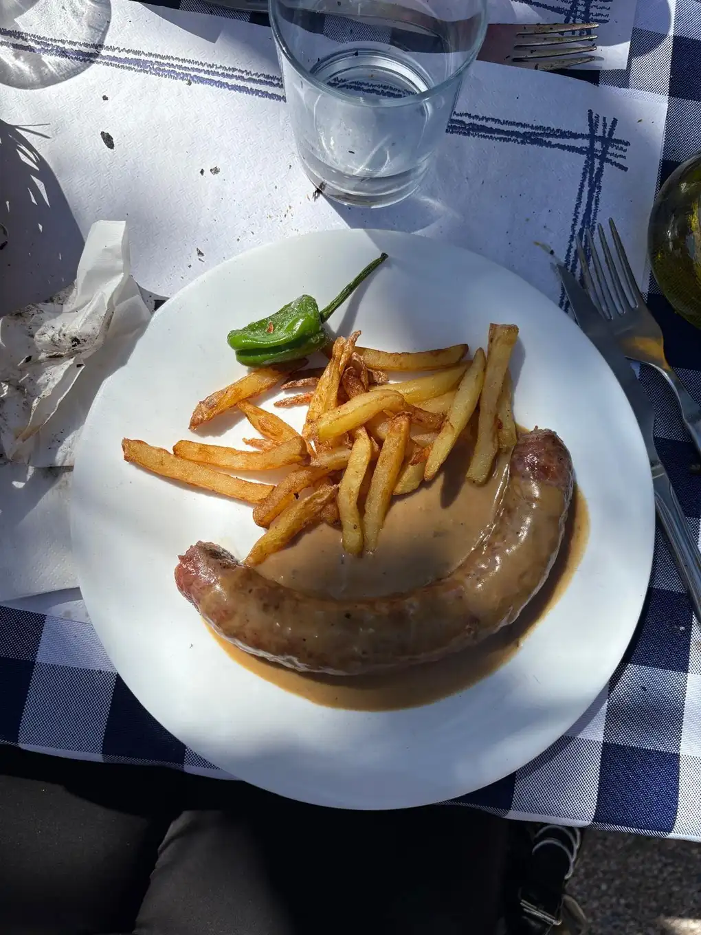 Botifarra con patatas fritas en El Pati de Vilabertran, restaurante especializado en carne a la brasa cerca de Figueres