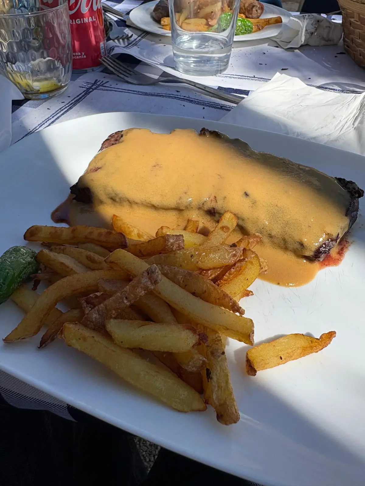 Entrecot de vedella con salsa y patatas fritas en El Pati de Vilabertran, restaurante con terraza al aire libre cerca de Figueres