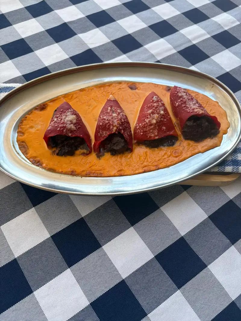 Pimientos rellenos de carne en El Pati de Vilabertran, restaurante con terraza cerca de Figueres especializado en carne a la brasa.