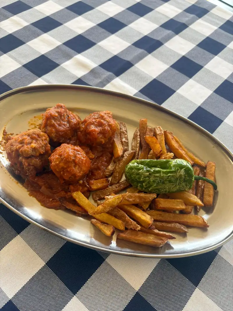 Mandonguilles amb sípia en El Pati de Vilabertran, restaurante con terraza cerca de Figueres, Girona. Especialidad en carne a la brasa.