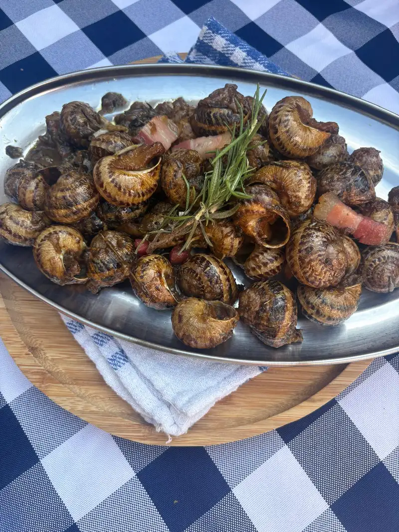 Cargols clàssics estil Pati en El Pati de Vilabertran, restaurante con terraza al aire libre cerca de Figueres, Girona.
