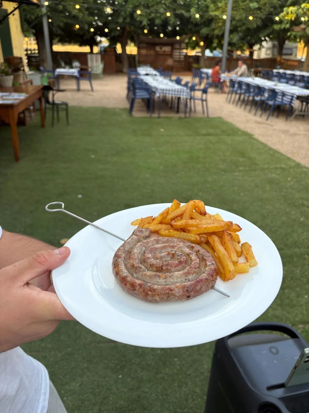 Botifarra a la brasa con patatas fritas en El Pati de Vilabertran, restaurante con terraza al aire libre cerca de Figueres