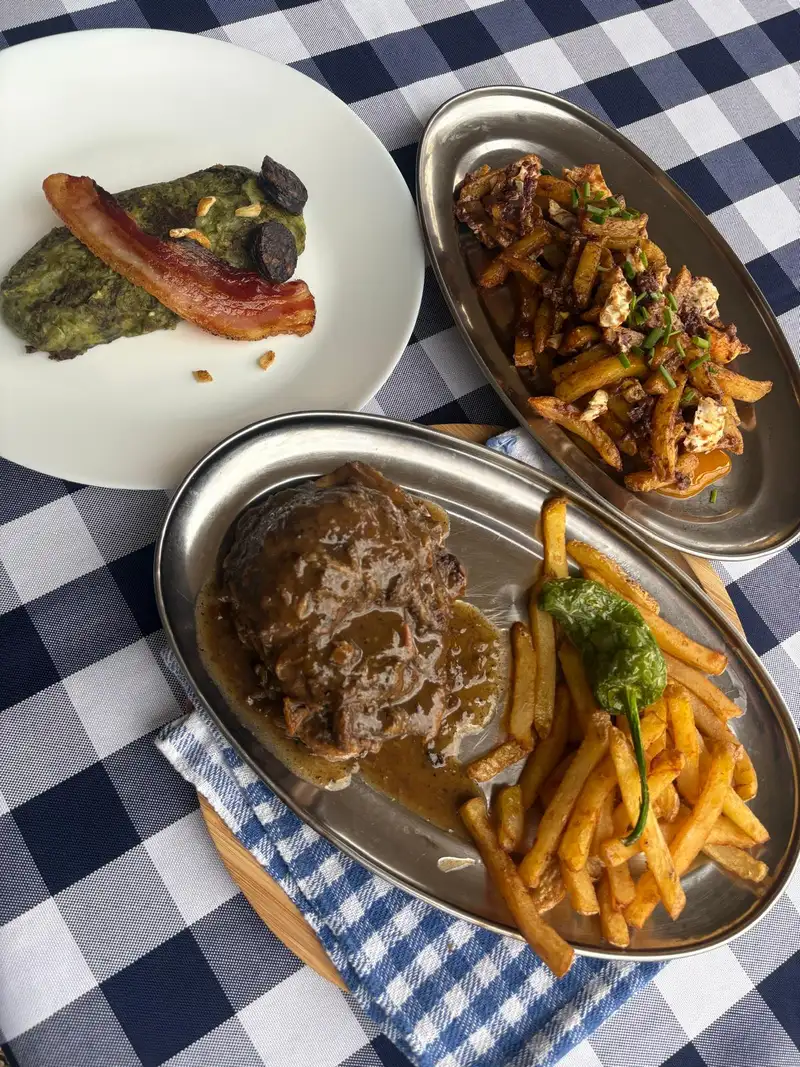 Galta de vedella al vi negre en El Pati de Vilabertran, restaurante con terraza al aire libre cerca de Figueres, Girona