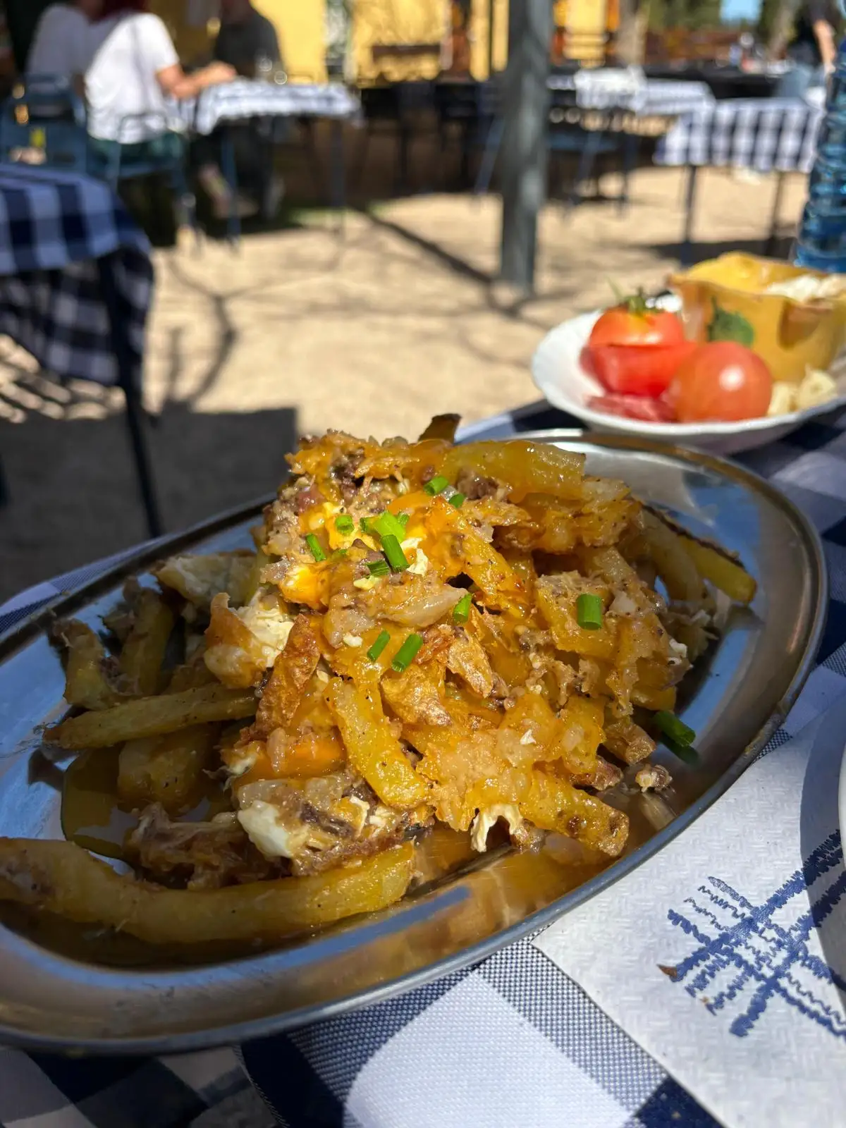 Huevos rotos servidos en El Pati de Vilabertran, un restaurante con terraza al aire libre cerca de Figueres, especializado en carne a la brasa.