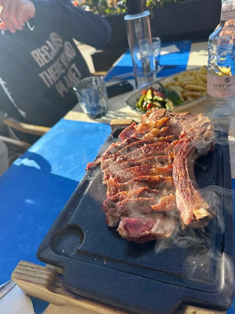 Entrecot a la piedra servido en Restaurant Navili, cocina mediterránea en L'Escala con vistas al puerto.