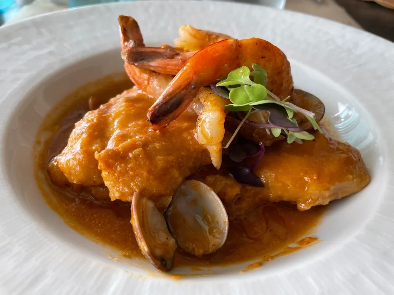 Suquet de rape y marisco en Restaurant Navili, cocina mediterránea en L'Escala con vistas al puerto.