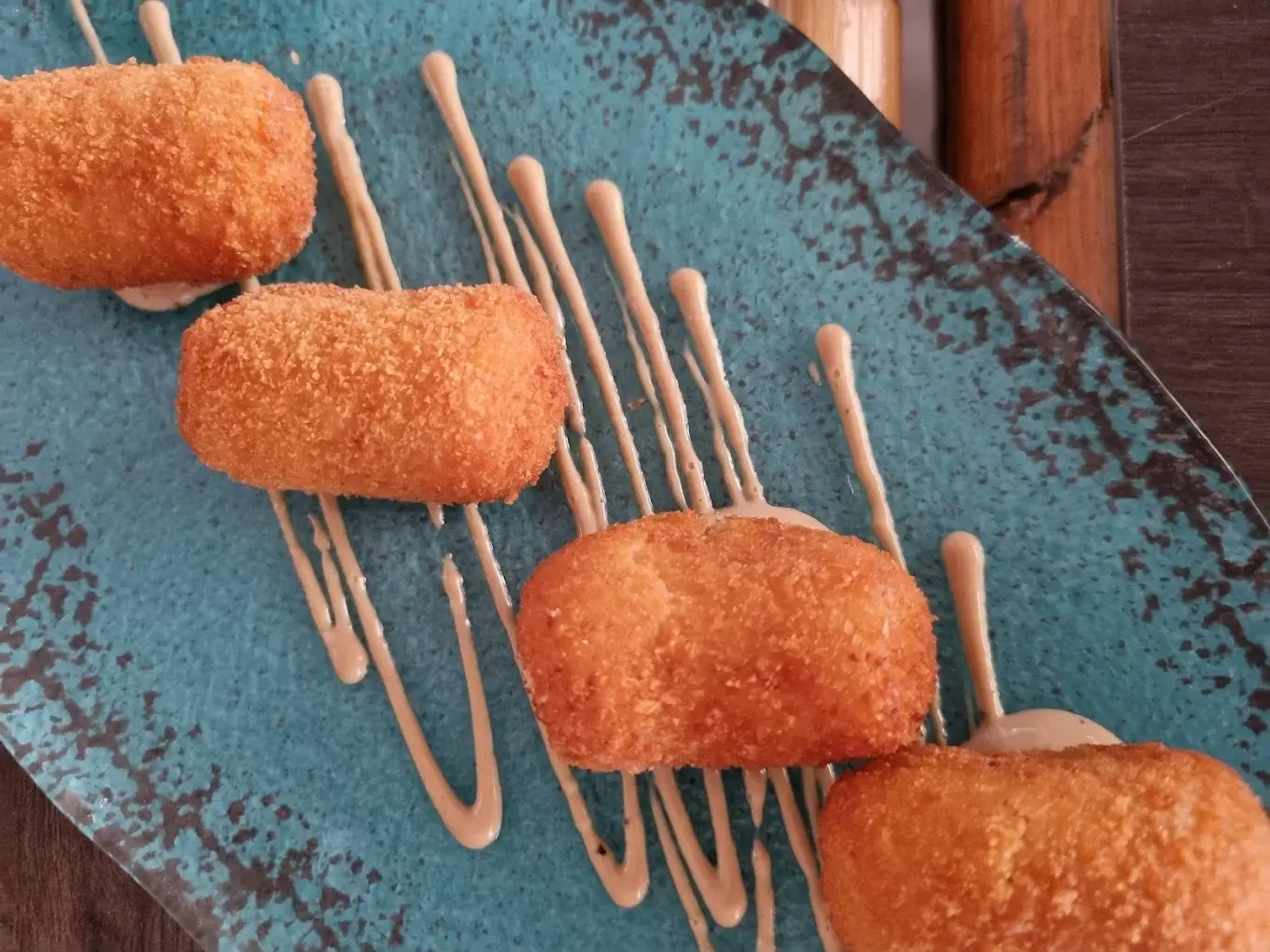 Deliciosas croquetas caseras en Restaurant Navili, especialidad mediterránea en L'Escala.