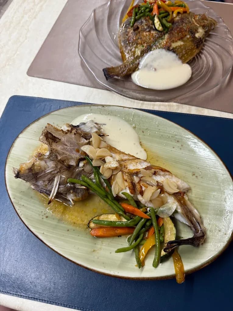 Suquet de rape en Restaurant Navili, cocina mediterránea en L'Escala con marisco fresco y vistas al puerto.