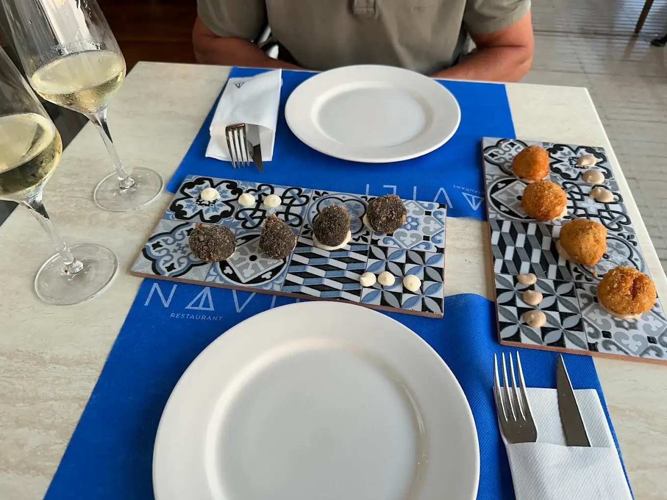 Aperitivos mediterráneos en Restaurant Navili, L'Escala, con vistas al puerto. Disfruta de la auténtica cocina marinera.