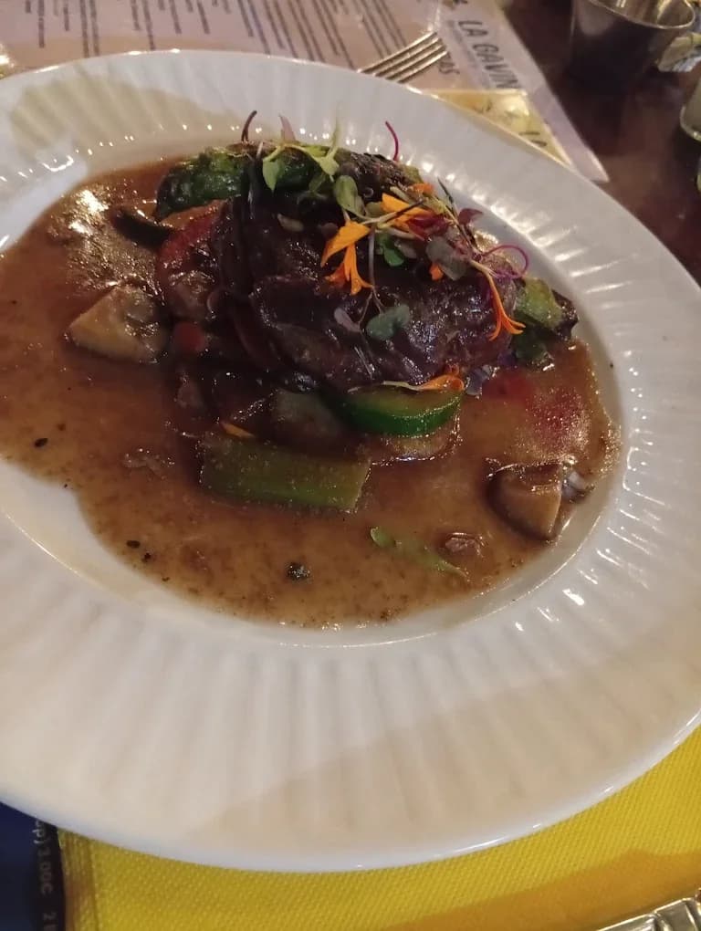 Estofado de ternera del menú del día en Restaurant Navili, cocina mediterránea en L'Escala, Girona.