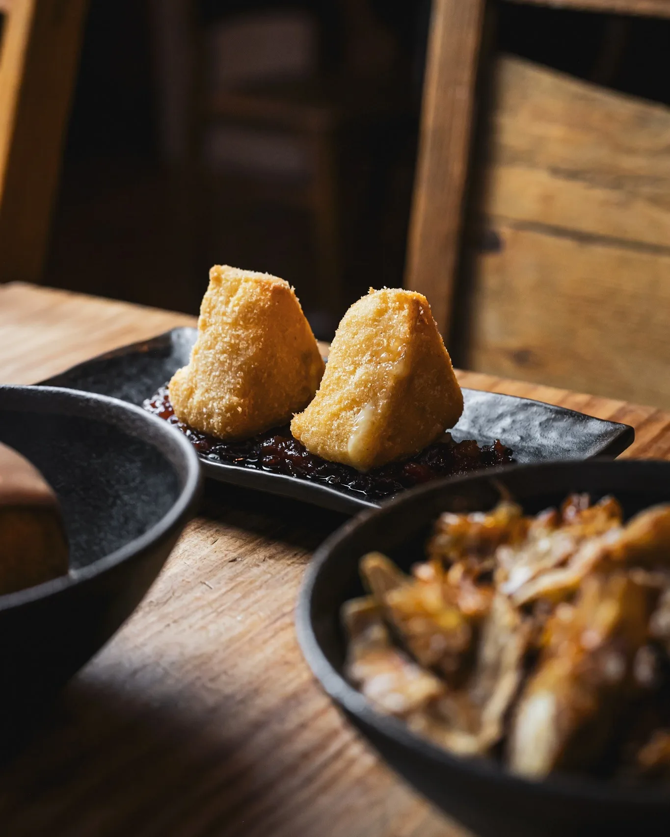 Queso frito con mermelada en Amélie Restaurant, tapas de autor en Plaça de la Vila de Gràcia, Barcelona.