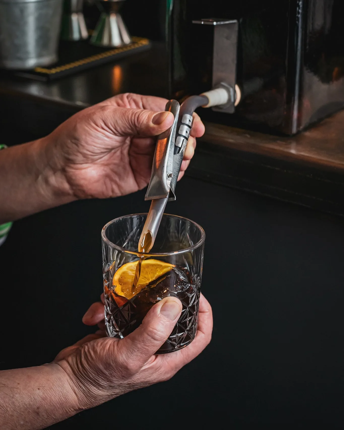 Vermouth servido en Amélie Restaurant, ubicado en Plaça de la Vila de Gràcia, Barcelona. Disfruta de este clásico mediterráneo en un ambiente acogedor.