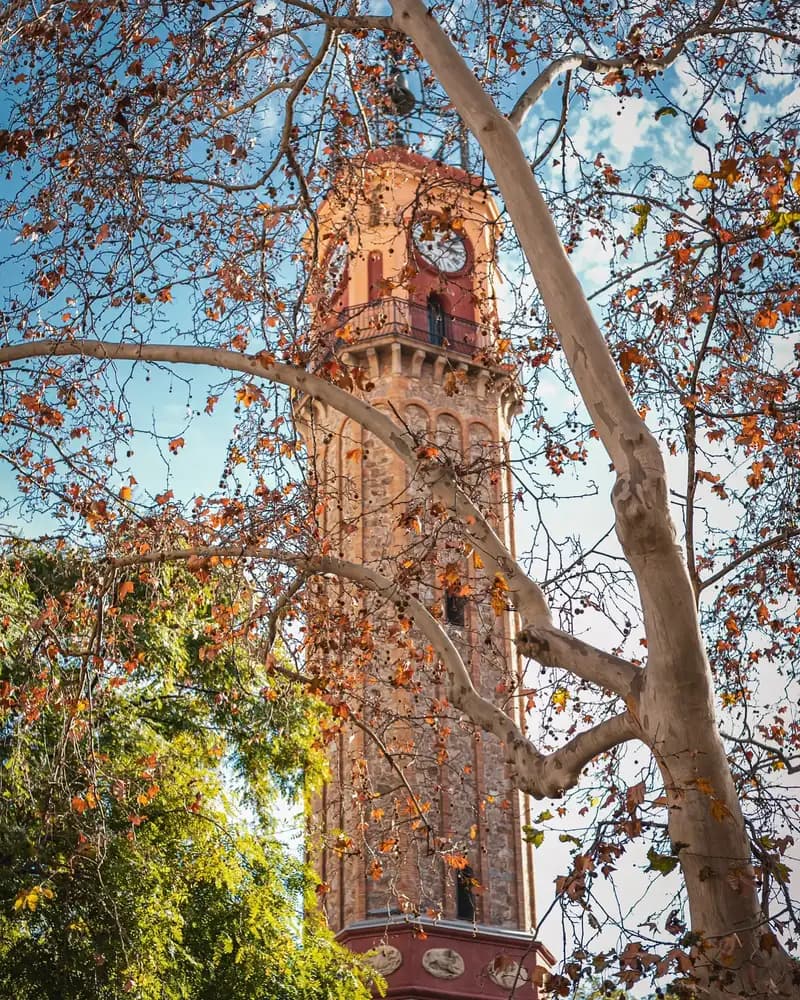 Vista de la Torre del Reloj en Plaça de la Vila de Gràcia, cerca de Amélie Restaurant en Barcelona, destacando su arquitectura histórica.