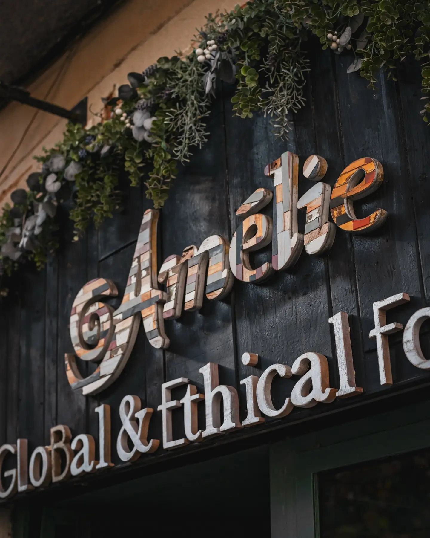 Fachada del Amélie Restaurant en Plaça de la Vila de Gràcia, Barcelona, destacando su enfoque global y ético.
