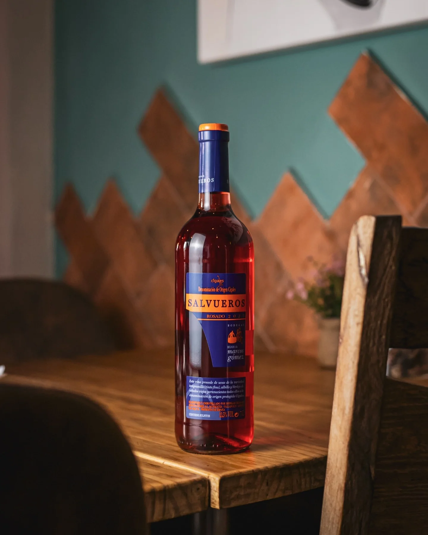 Botella de vino Salvueros en Amélie Restaurant, ubicado en Plaça de la Vila de Gràcia, Barcelona. Disfruta de nuestra selección de vinos mediterráneos.