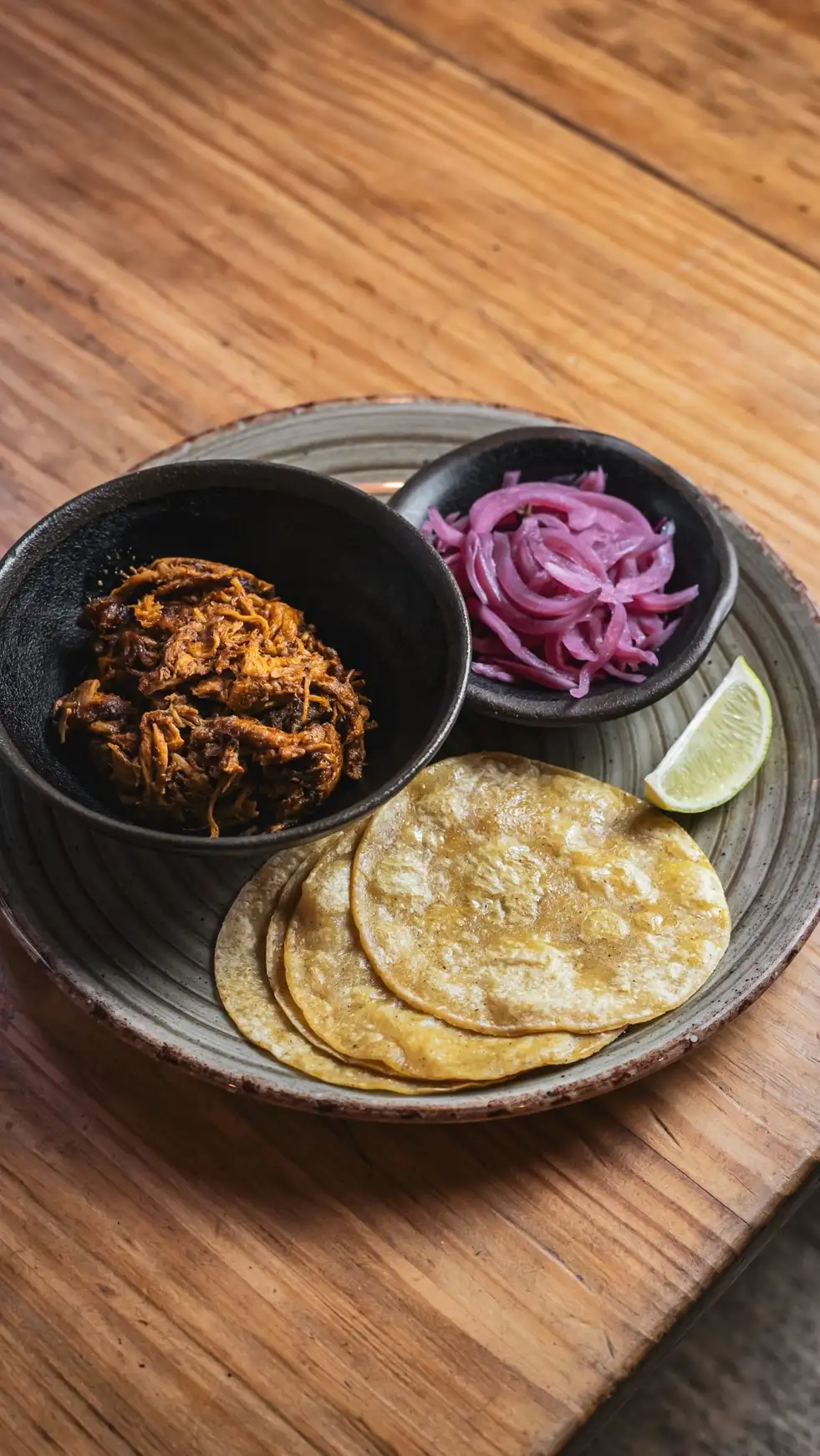 Tacos de cochinita pibil en Amélie Restaurant, cocina mediterránea en Plaça de la Vila de Gràcia, Barcelona