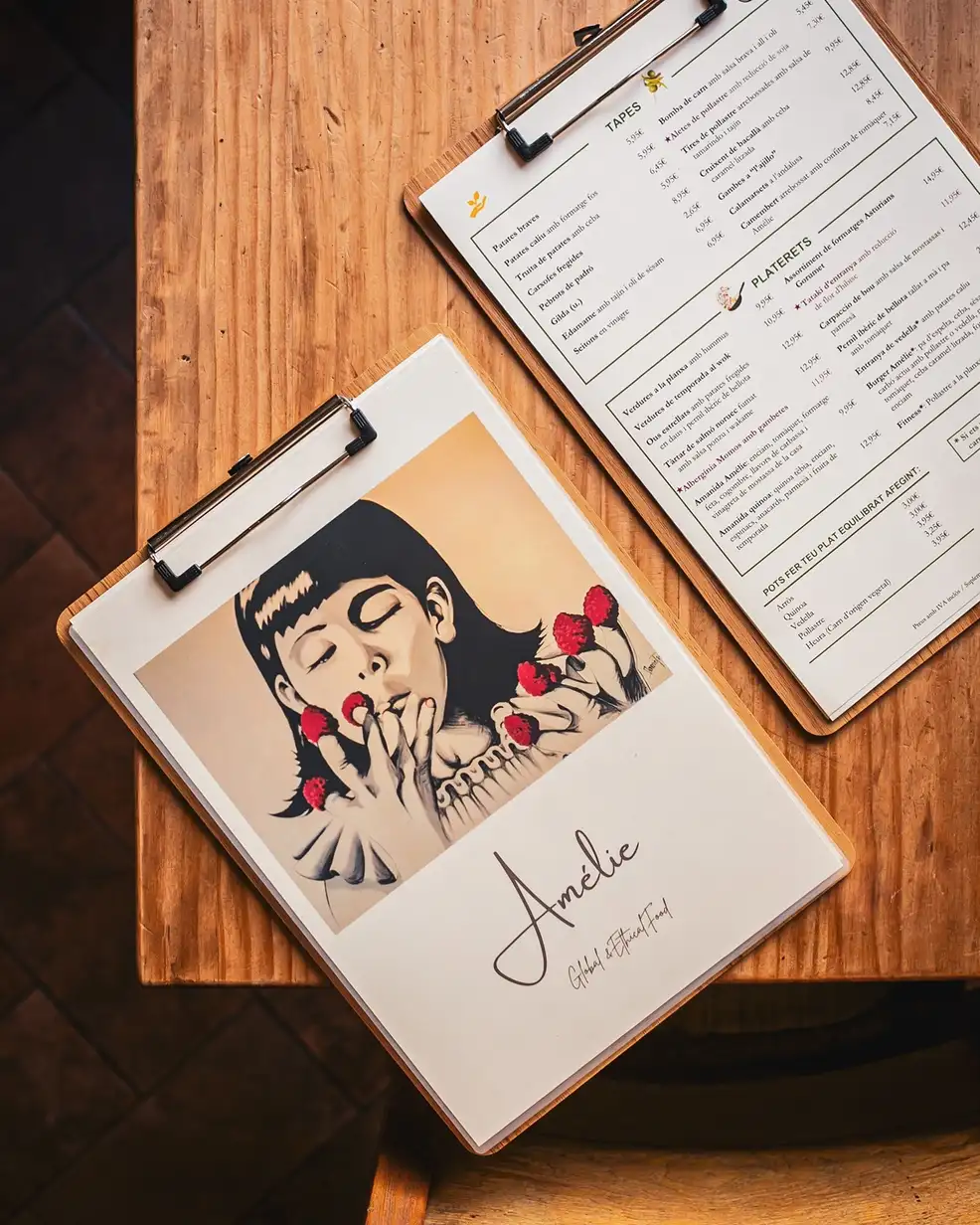 Carta de tapas y platos del Amélie Restaurant en Plaça de la Vila de Gràcia, Barcelona, destacando su cocina mediterránea.