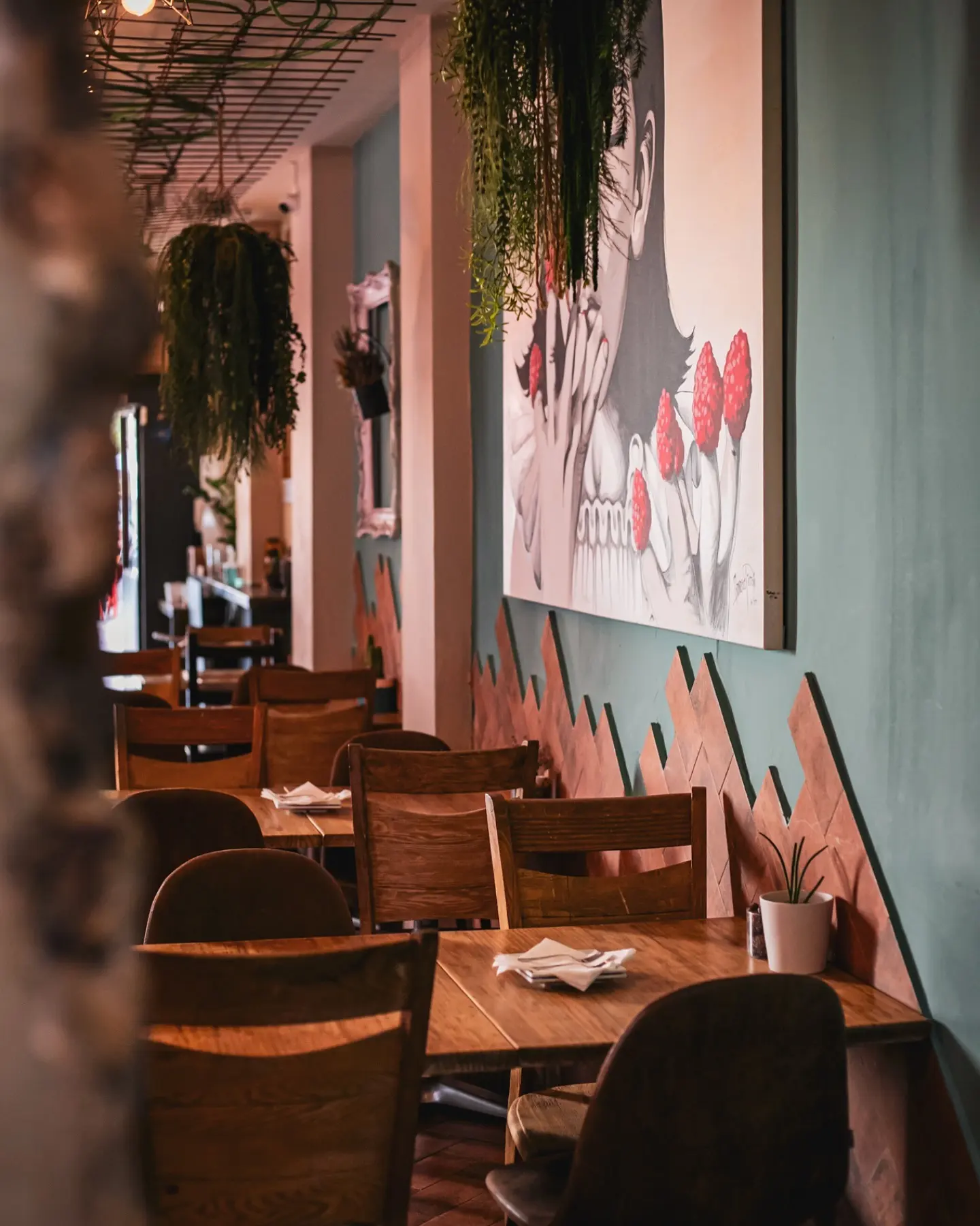Interior acogedor de Amélie Restaurant en Plaça de la Vila de Gràcia, Barcelona, con decoración artística y ambiente mediterráneo.