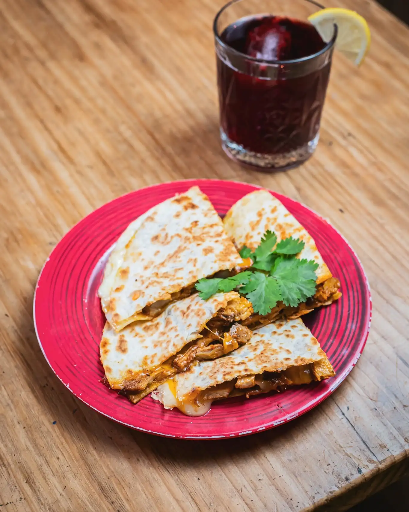 Quesadillas de pollo servidas en Amélie Restaurant, especializado en tapas de autor en Plaça de la Vila de Gràcia, Barcelona